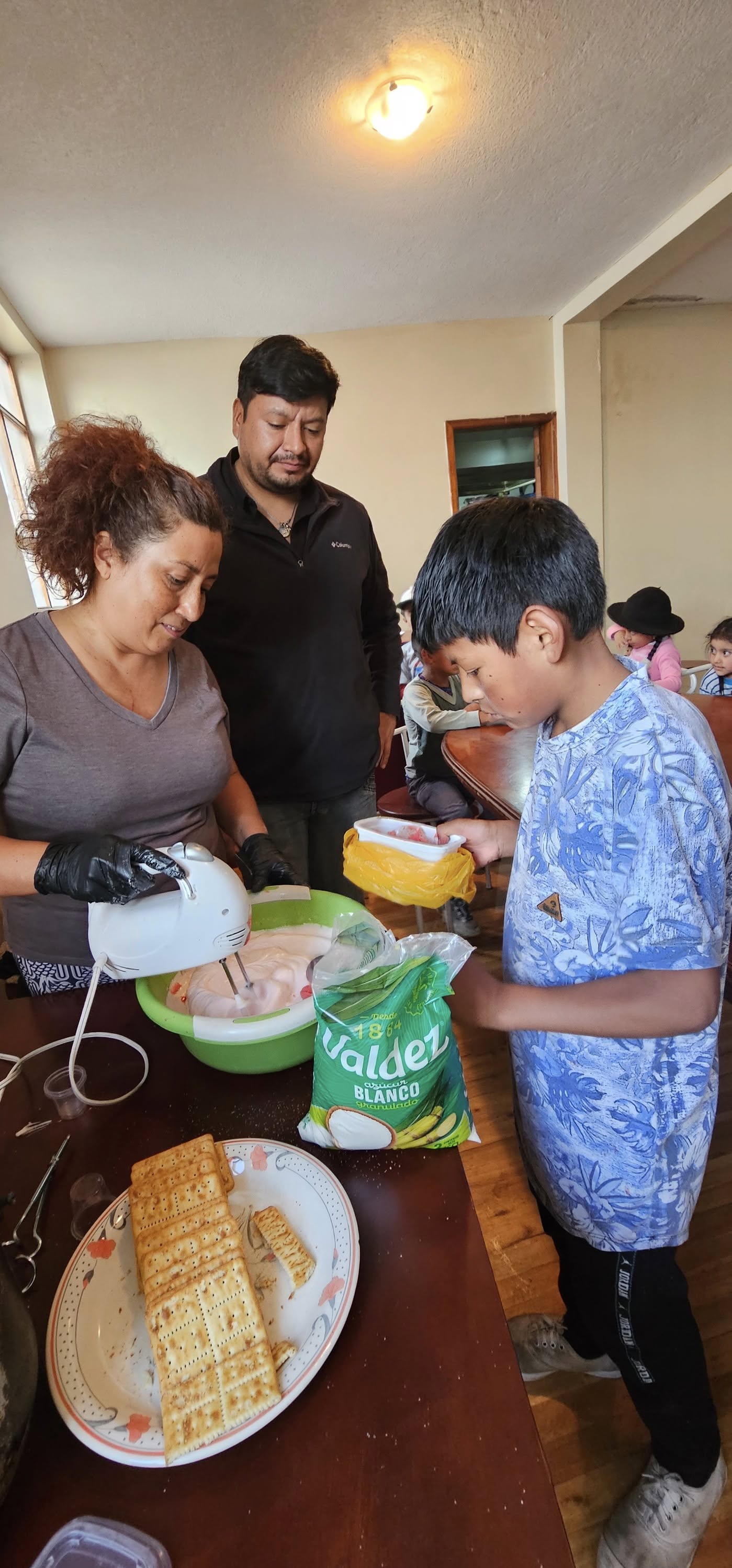 El presidente Diego Barba impulsa el aprendizaje y la recreación para niños y jóvenes de la parroquia